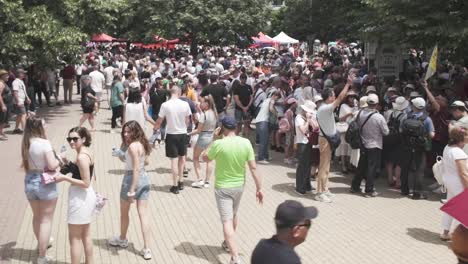 Multitudes-De-Gente-Feliz-Se-Mezclan-En-El-Día-Soleado-Del-Festival-De-La-Ciudad.