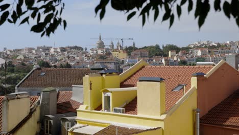 Blick-Auf-Die-Schönen-Bunten-Häuser-Der-Stadt-Lissabon,-Portugal