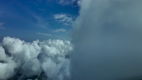 POV-Flug-über-Einen-Blauen-Himmel-Mit-Einigen-Flauschigen-Wolken