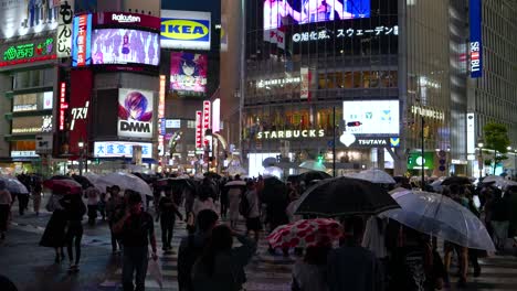 Caminando-Por-El-Cruce-De-Shibuya-Por-La-Noche-En-Un-Día-Lluvioso