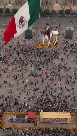 Celebración-Del-Día-De-Muertos-En-La-Plaza-Principal-De-Cdmx-Con-La-Catedral-Metropolitana-Al-Fondo,-Modo-Vertical