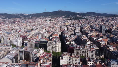 Luftaufnahmen-Fliegen-Vorwärts-über-Barcelona-Stadt-An-Einem-Sonnigen-Tag,-Spanien