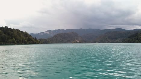 Impresionante-Vista-De-La-Isla-Bled-Y-La-Iglesia-Desde-Un-Dron