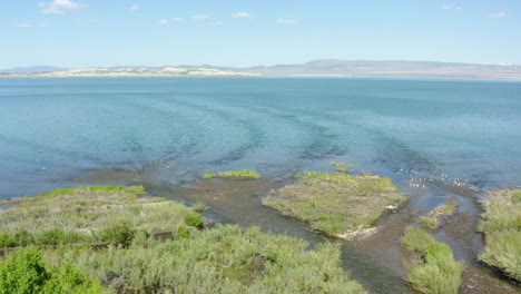 Stunning-aerial-drone-footage-of-Mono-Lake,-showcasing-the-surrounding-mountains