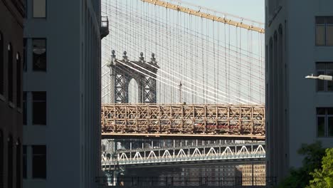 In-Brooklyn-Heights-Zwei-Brücken-Im-Hintergrund-Ganz-Nah-Herangezoomt-Von-Einem-Hügel-An-Einem-Sonnigen-Tag