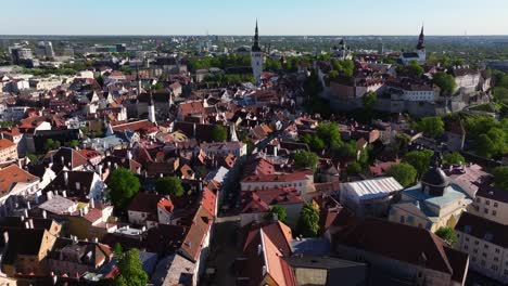 Hermoso-Disparo-De-Drone-Sobre-El-Casco-Antiguo-De-Tallin,-Estonia,-En-Un-Día-De-Verano