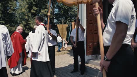 Los-Sacerdotes-Salen-De-La-Iglesia-Para-Una-Procesión-Alrededor-De-La-Iglesia-En-El-Campo.