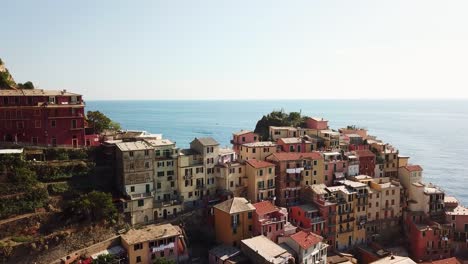 Die-Spitze-Der-Stadt-Manarola-Neben-Dem-Mittelmeer