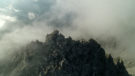 Toma-Aérea-De-Drones-Del-Pico-De-La-Montaña-Celestial.