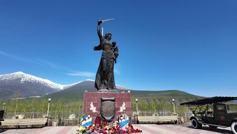 Ein-Blick-Auf-Das-Mutter-Heimat-Denkmal-In-Ust-Nera,-Russland,-An-Einem-Schönen-Frühlingstag