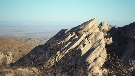 Panoramablick-Auf-Devil&#39;s-Punchbowl,-Der-Die-Ausgedehnte-Wüstenlandschaft-Und-Markanten-Felsformationen-Unter-Einem-Klaren-Blauen-Himmel-Einfängt