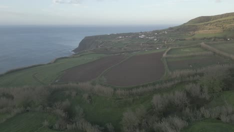 Felder-Auf-Den-Klippen-Von-Pont-Do-Cintrao,-Insel-Sao-Miguel,-Azoren,-Portugal