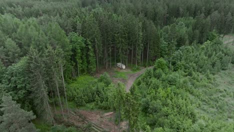 Estilo-De-Vida-En-Una-Vieja-Caravana-Dejada-En-El-Bosque-Junto-A-La-Carretera.