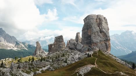 Impresionante-Vista-Panorámica-Desde-Drones-De-Los-Acantilados-De-Cinque-Torri