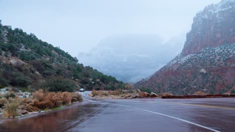 Ein-Auto,-Das-Während-Eines-Leichten-Schneesturms-An-Einem-Nebligen-Tag-Die-Berge-Von-Zion-Hinauffährt