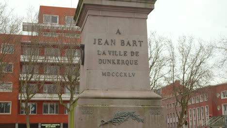 Detalle-De-La-Base-De-La-Estatua-A-Jean-Bart-La-Ville-De-Dunkerque,-Francia