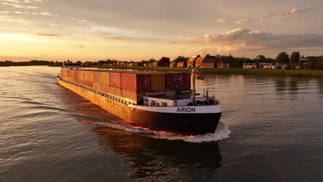 Malerische-Landschaft,-Industrie-In-Bewegung,-Flusstransport,-Luft