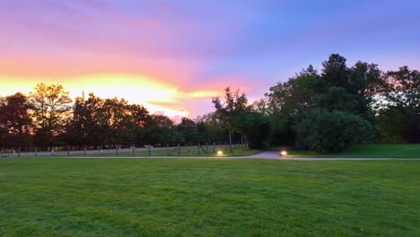 Im-Park-Des-Robert-Tatin-Museums,-Cossé-le-Vivien-Im-Département-Mayenne,-Frankreich