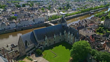 Drohne-Fliegt-über-Den-Schlosshof-Von-Chateau-De-Laval-Entlang-Des-Flusses-Mayenne,-Frankreich