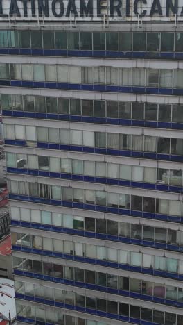 Torre-Latinoamericana-En-El-Centro-De-La-Ciudad-De-México,-Acercándose-Al-Edificio-Con-Un-Dron,-Modo-Vertical