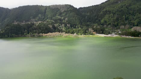 Laguna-Aérea-De-La-Isla-Volcánica-En-La-Mañana