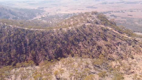 Espectaculares-Imágenes-Tomadas-Con-Un-Dron-De-Un-Automóvil-Con-Tracción-En-Las-Cuatro-Ruedas-Atravesando-Una-Escarpada-Cresta-Montañosa