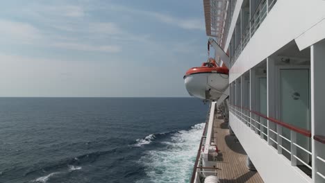 Crucero-De-Lujo-En-Mar-Abierto-Con-Balcón-Y-Botes-Salvavidas,-Vista-De-Vacaciones-Del-Océano-Desde-El-Balcón-De-Un-Crucero,-Bote-Salvavidas-De-Seguridad-Para-Cruceros