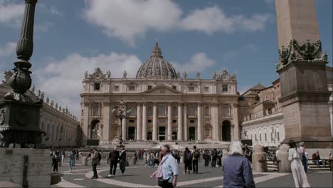 Vista-De-La-Basílica-De-San-Pedro,-Ubicada-En-Roma-Dentro-De-La-Ciudad-Del-Vaticano.