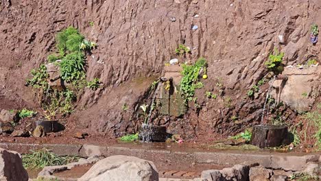 Natürliches-Quellwasser-An-Der-Red-Rock-Spring-Entlang-Des-Shoreline-Highway-1-In-Kalifornien,-USA