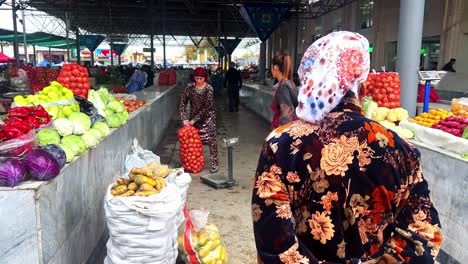 Fruit-seller-women-in-Afrosiyob-market-in-Samarkand,-Uzbekistan