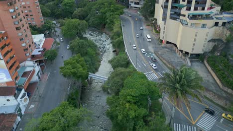 Vista-Aérea-Volando-Sobre-El-Río-Cali-Y-La-Avenida-Colombia-Al-Atardecer-Retroceder