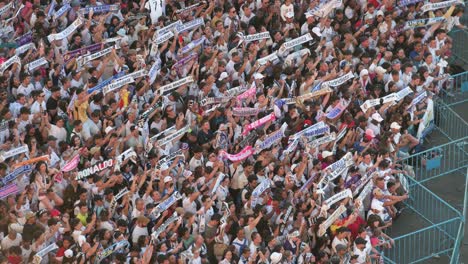 Massen-Von-Real-Madrid-Fans-Feiern-Ihren-15.-UEFA-Champions-League-Titel-Auf-Dem-Cibeles-Platz-Während-Der-Real-Madrid-Trophäenparade-In-Madrid,-Spanien