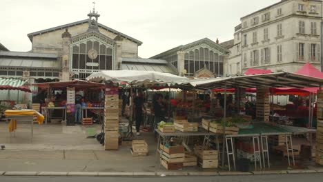 Mercado-De-Alimentos-Al-Aire-Libre-En-La-Rochelle,-Francia---Plano-Amplio