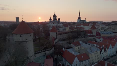 Sunset-over-Alexander-Nevsky-Cathedral-and-historic-old-town-of-Tallinn,-Estonia