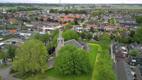 Die-Historische-Dorfkirche-Von-Nieuw-Beijerland-In-Den-Niederlanden,-Gegründet-1826,-Vorder--Und-Seitenansicht