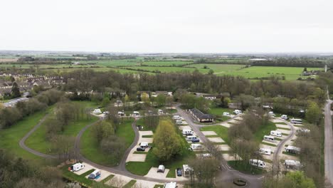 Drone-flight-over-Burford-Caravan-and-Motorhome-Club-campsite,-Burford,Cotswolds