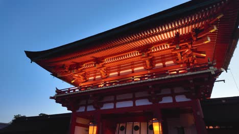 Walking-Japanese-pagoda-like-buildings-at-Fushimi-Inari,-Kyoto