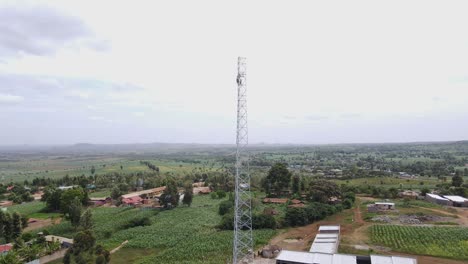 Mástil-De-Telecomunicaciones-Para-Transmisión-Inalámbrica-Moderna-En-Tierras-De-Cultivo-Africanas,-Kenia