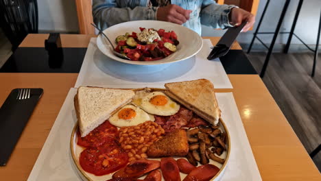 Cenar-En-Un-Restaurante-Europeo-Con-Desayuno-Completo-En-La-Mesa.