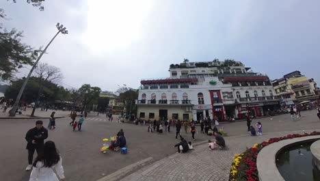 The-public-and-tourists-gathered-in-Hanoi's-streets