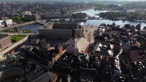 Filmische-Drohnenaufnahme-Aus-Der-Umlaufbahn-über-Der-Großen-Kirche,-Dem-Stockholmer-Dom