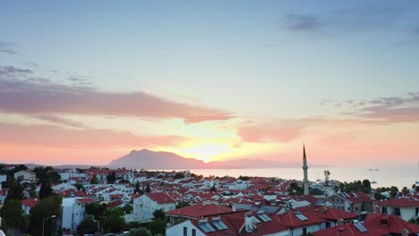 Malerische-Luftaufnahme-über-Den-Häuserdächern-Der-Küstenstadt-Datça,-Provinz-Muğla,-Türkei