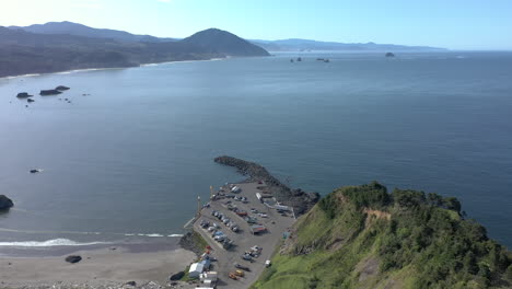 Impresionante-Vista-Aérea-De-Las-Playas-Y-El-Puerto-De-Port-Orford,-Costa-Sur-De-Oregon.