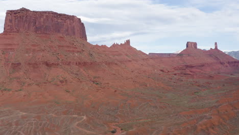 Formación-Rocosa-Parriot-Mesa-En-El-Desierto-De-Utah-Cerca-De-Moab,-Toma-Aérea-De-Establecimiento