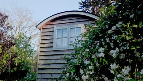 Abgelegene-Rustikale-Schäferhütte-Wohnwagen-Wohnsitz-Versteckt-In-Garten-Büsche