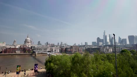 Skyline-view-of-River-Thames,-Millennium-Bridge,-St