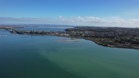 Concurrida-Vía-De-Autobús-Del-Norte-Y-La-Autopista-Del-Norte-De-Auckland-En-La-Costa-De-Shoal-Bay-En-Nueva-Zelanda