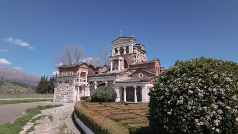 Vista-De-La-Iglesia-De-Agia-Fotini-En-La-Antigua-Ciudad-De-Mantineia,-Arcadia,-Peloponeso,-Grecia