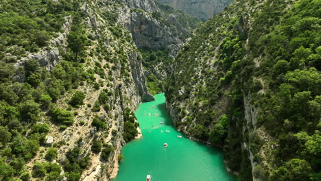 Barcos-Navegando-En-El-Cañón-Del-Río-Verdon-Gorge-En-Un-Día-Soleado,-Francia