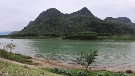 Hay-Paseos-En-Barco-Por-El-Río-Que-Corre-Junto-A-Ambas-Montañas-Que-Son-Tranquilos-Y-Hermosos.